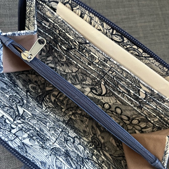 SAKROOTS CONVERTIBLE CROSSBODY WRISTLET WALLET ORGANIZER CASE - Picture 4 of 13